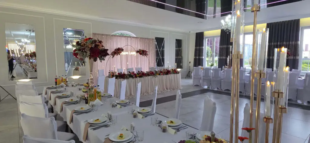 Sala bankietowa Finezja pod Turkiem – eleganckie wnętrze przygotowane na wesele, nakryte stoły i dekoracje kwiatowe
